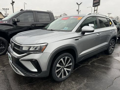 Used 2022 Volkswagen Taos SE w/ Panoramic Sunroof Package image 2