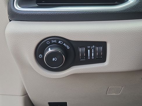 Used 2022 Chrysler Pacifica Limited AWD/4WD image 10