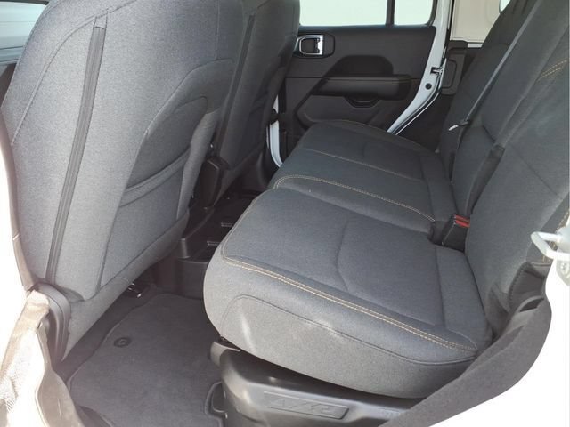 Used 2025 Jeep Wrangler Unlimited Sahara AWD/4WD image 16