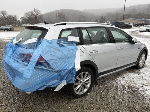 Used 2017 Volkswagen Golf Alltrack SE image 2