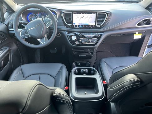 New 2026 Chrysler Pacifica Select image 10