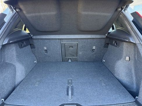 Used 2023 Volvo XC40 B5 Plus image 22