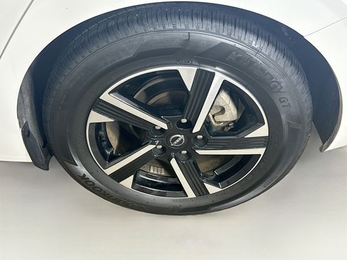 Used 2025 Nissan Sentra SV FWD image 11