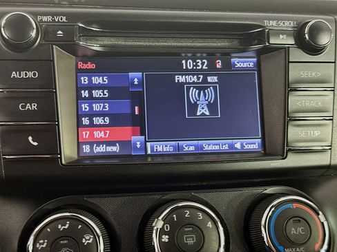 Used 2018 Toyota RAV4 LE FWD image 19