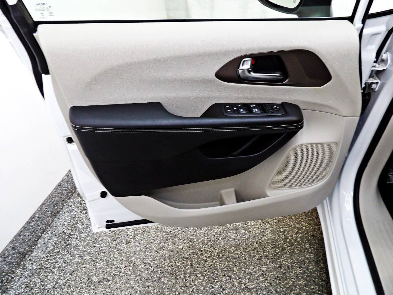 Used 2021 Chrysler Voyager LX FWD image 7