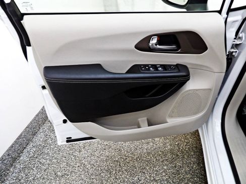 Used 2021 Chrysler Voyager LX FWD image 7