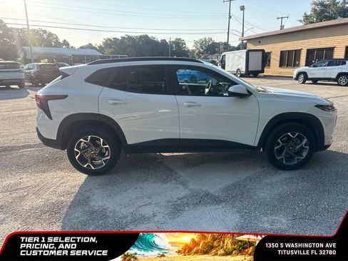 Used 2025 Chevrolet Trax LT w/ LT Convenience Package FWD image 6