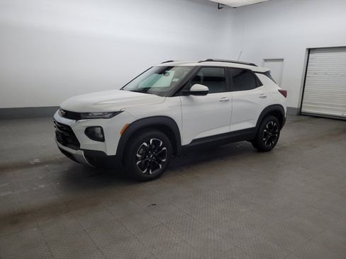 Used 2022 Chevrolet TrailBlazer LT w/ Convenience Package FWD image 2