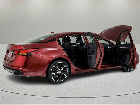 Used 2024 Nissan Altima 2.5 SR FWD image 10