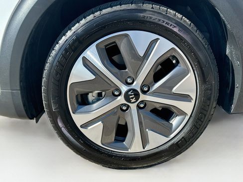 Used 2020 Kia Niro EX Premium w/ Cold Weather Package FWD image 11