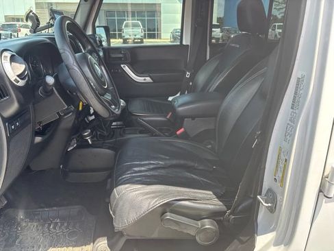 Used 2014 Jeep Wrangler Unlimited Rubicon w/ Connectivity Group AWD/4WD image 7