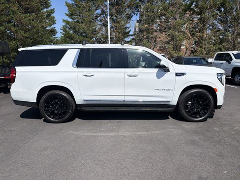 Used 2023 GMC Yukon XL SLT w/ SLT Luxury Package AWD/4WD image 11