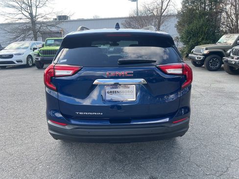 Used 2022 GMC Terrain SLE w/ Driver Convenience Package image 4