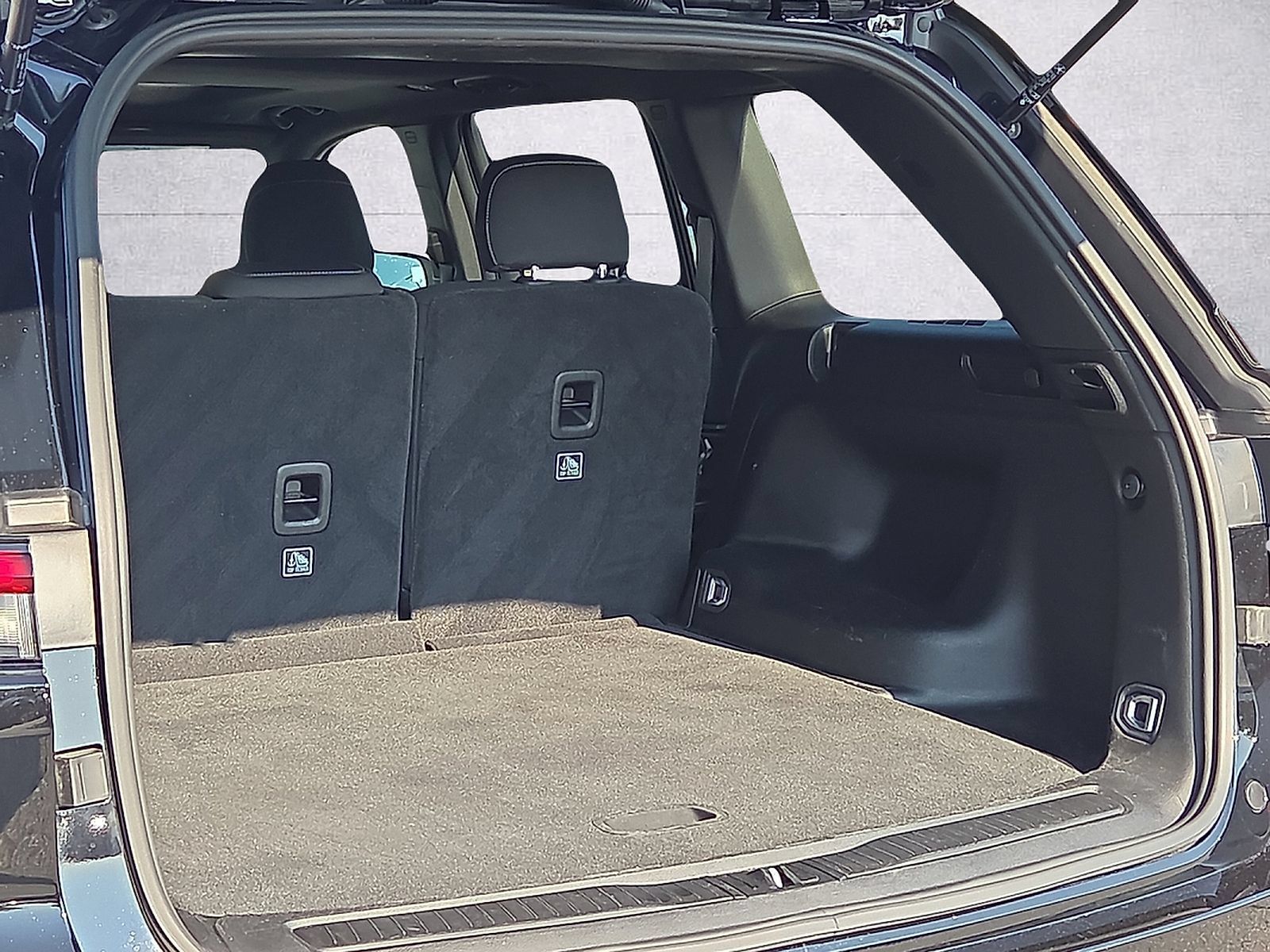 Used 2024 Jeep Grand Cherokee Laredo X RWD image 9