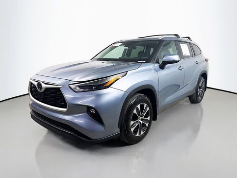 Used 2024 Toyota Highlander XLE image 3