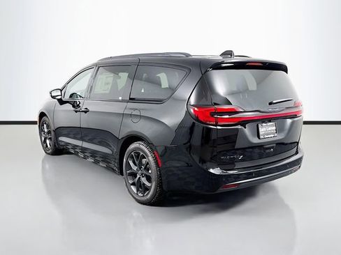 New 2026 Chrysler Pacifica Select w/ S Appearance Package image 5