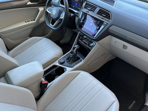 Used 2022 Volkswagen Tiguan SE w/ Panoramic Sunroof Package AWD/4WD image 16