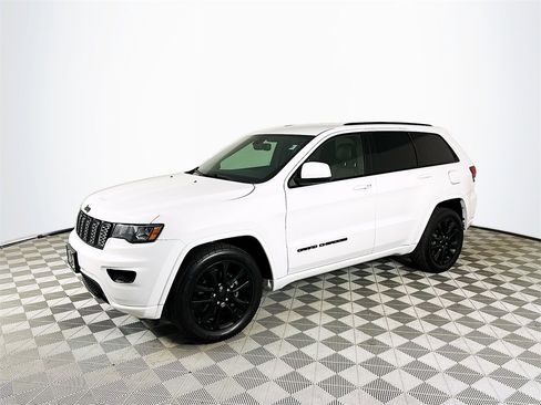 Used 2018 Jeep Grand Cherokee Altitude image 3