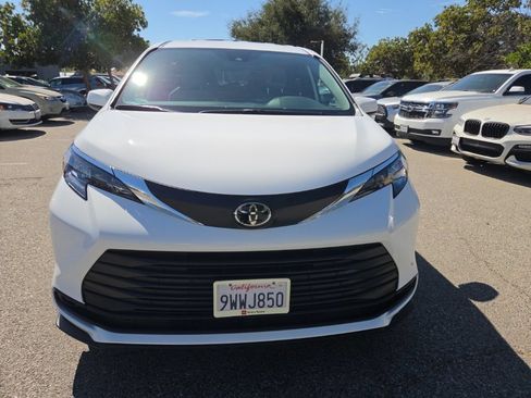 Used 2026 Toyota Sienna LE FWD image 9