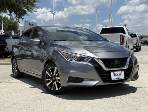 Used 2021 Nissan Versa SV FWD image 2