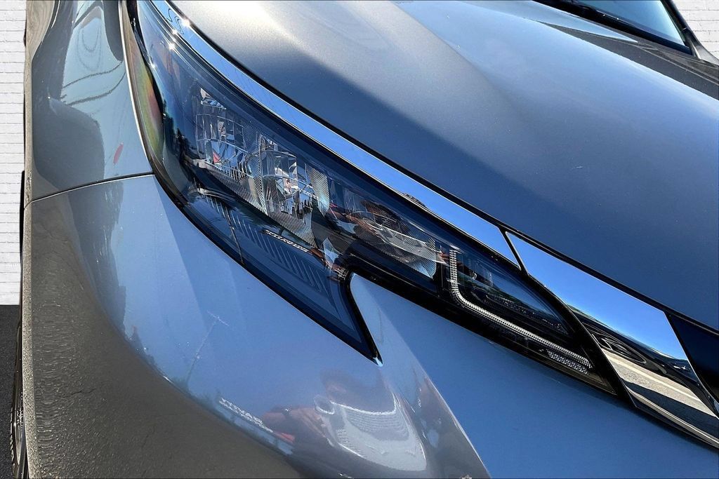 Used 2026 Toyota Sienna XLE FWD image 32