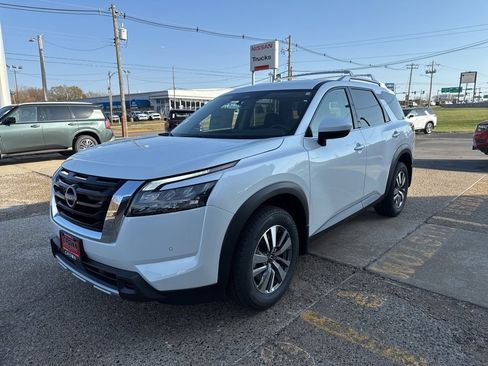 New 2025 Nissan Pathfinder SL image 8