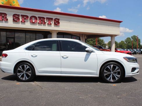 Used 2021 Volkswagen Passat 2.0T SE FWD image 3