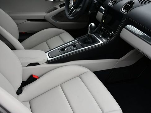 Certified 2024 Porsche 718 Boxster RWD image 33