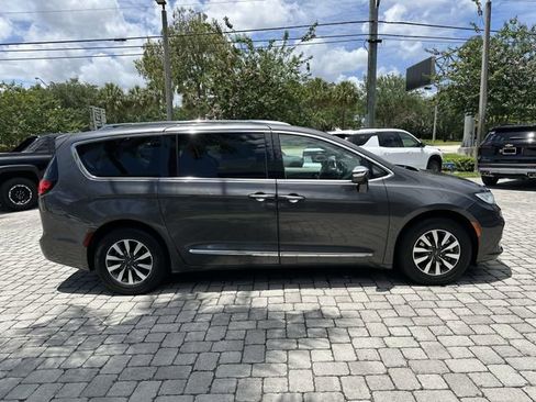 Used 2021 Chrysler Pacifica Limited w/ Uconnect Theater Family Group FWD image 32