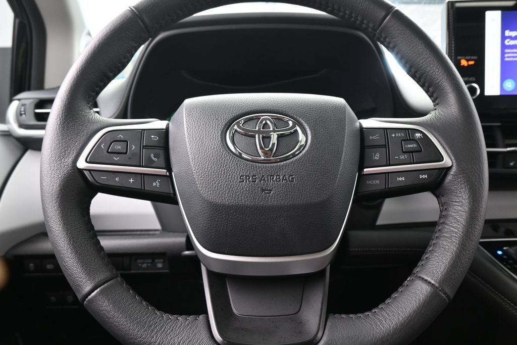 Used 2025 Toyota Sienna XLE w/ XLE Plus Package FWD image 26