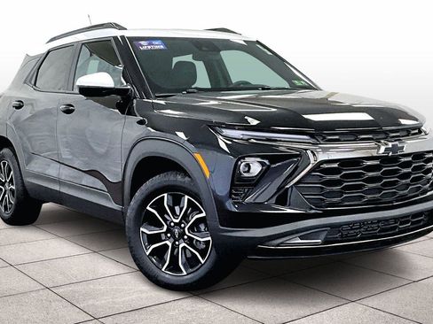 Used 2025 Chevrolet TrailBlazer ACTIV w/ Driver Confidence Package image 2