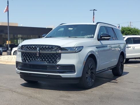 New 2027 Lincoln Navigator Reserve w/ Jet Appearance Package AWD/4WD image 2
