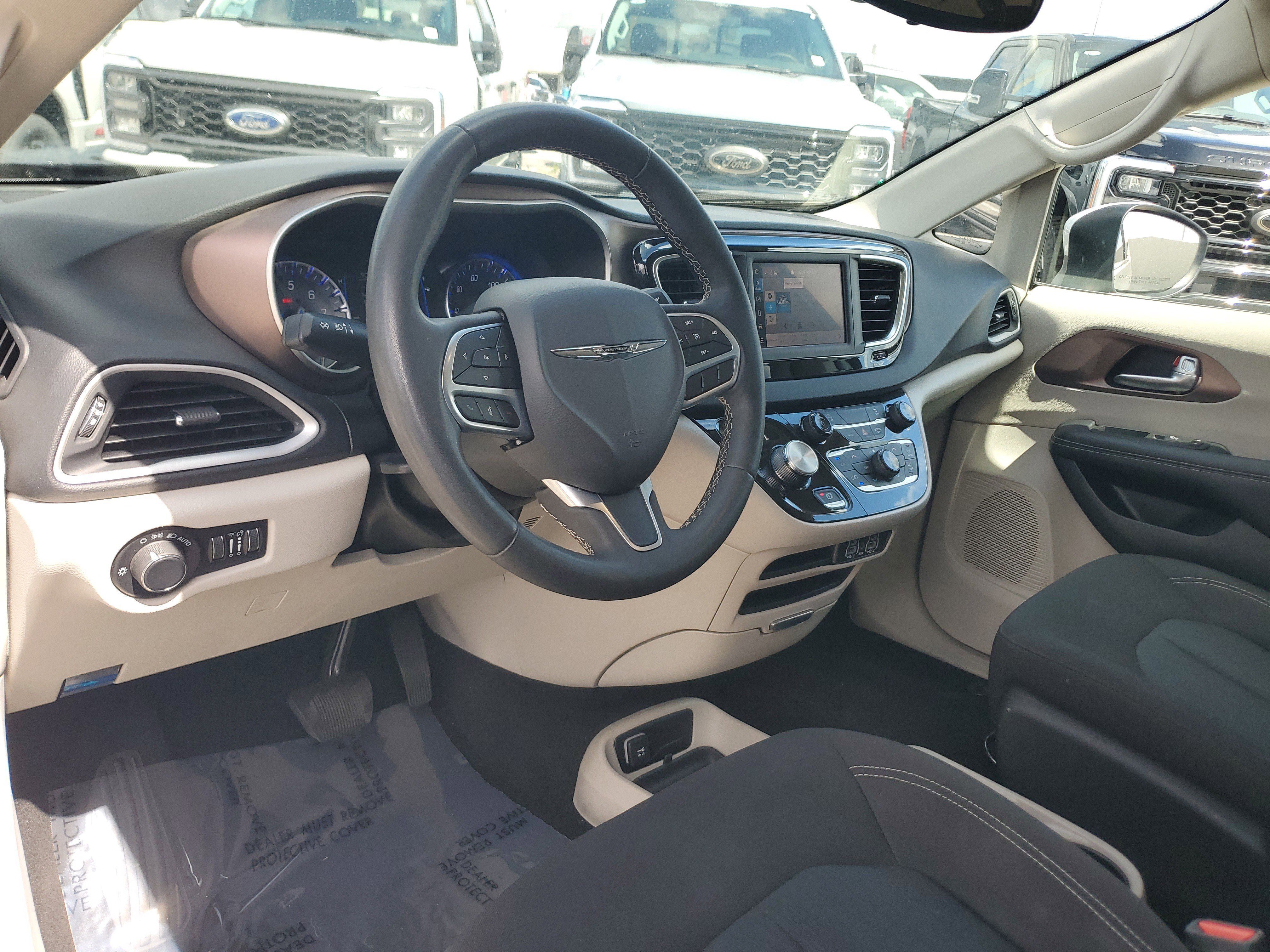 Used 2023 Chrysler Voyager LX FWD image 9