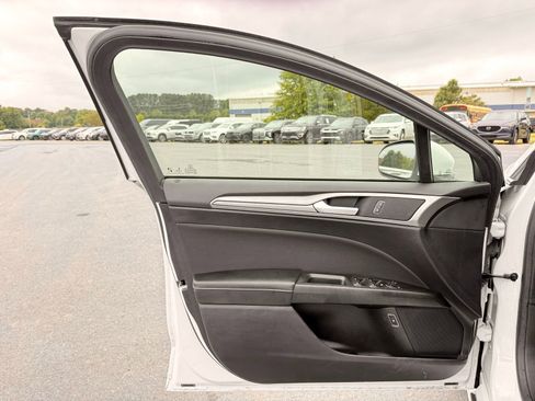 Used 2020 Ford Fusion SE FWD image 12