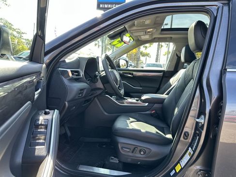 Used 2025 Toyota Highlander Platinum image 19