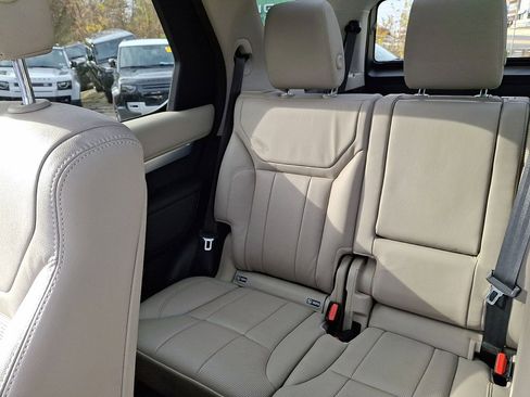 Used 2020 Land Rover Discovery Landmark image 12