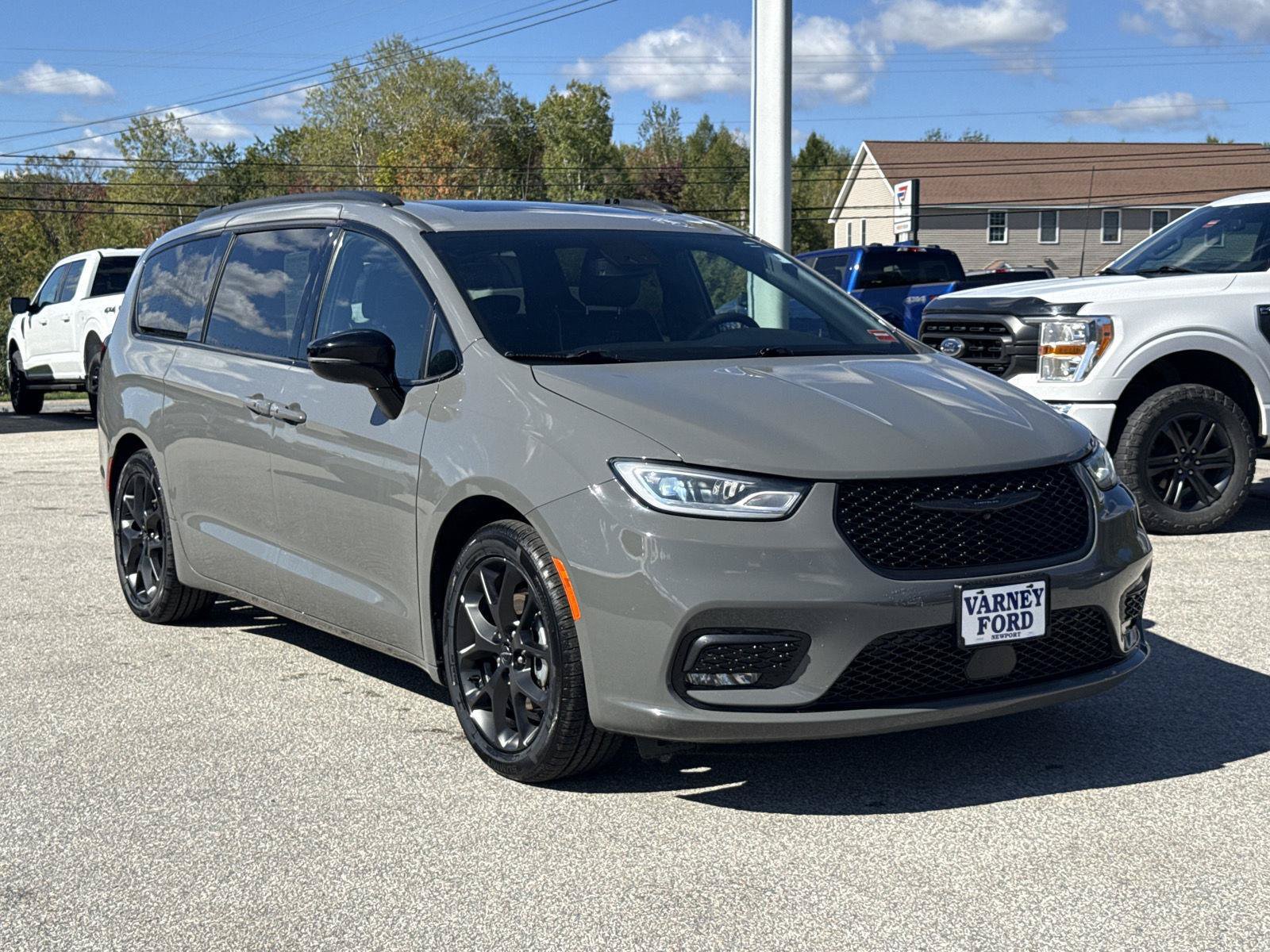 Used 2025 Chrysler Pacifica Limited FWD image 3