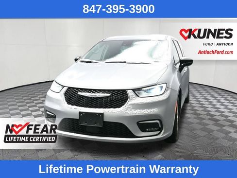 Used 2024 Chrysler Pacifica Touring-L image 4