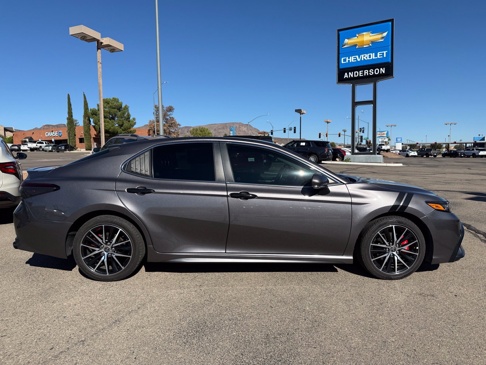 Used 2022 Toyota Camry SE w/ Carpet Mat Package (TMS) FWD image 4