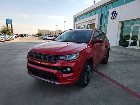 Used 2023 Jeep Compass Limited image 3