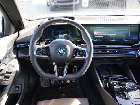 Used 2025 BMW i5 xDrive40 w/ Executive Package image 8