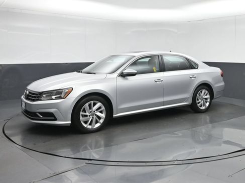 Used 2018 Volkswagen Passat 2.0T SE FWD image 3