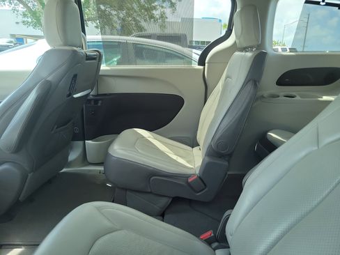 Used 2017 Chrysler Pacifica Touring-L Plus FWD image 8