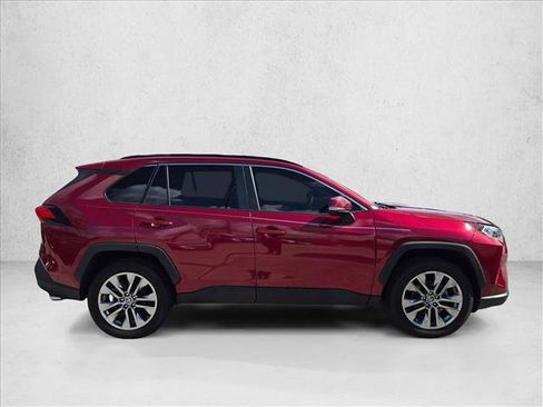 Used 2019 Toyota RAV4 XLE Premium FWD image 4