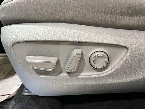 Used 2023 Toyota Highlander Limited image 15