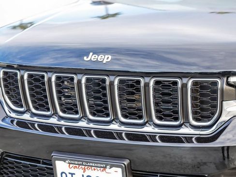 Used 2025 Jeep Grand Cherokee Laredo X image 6