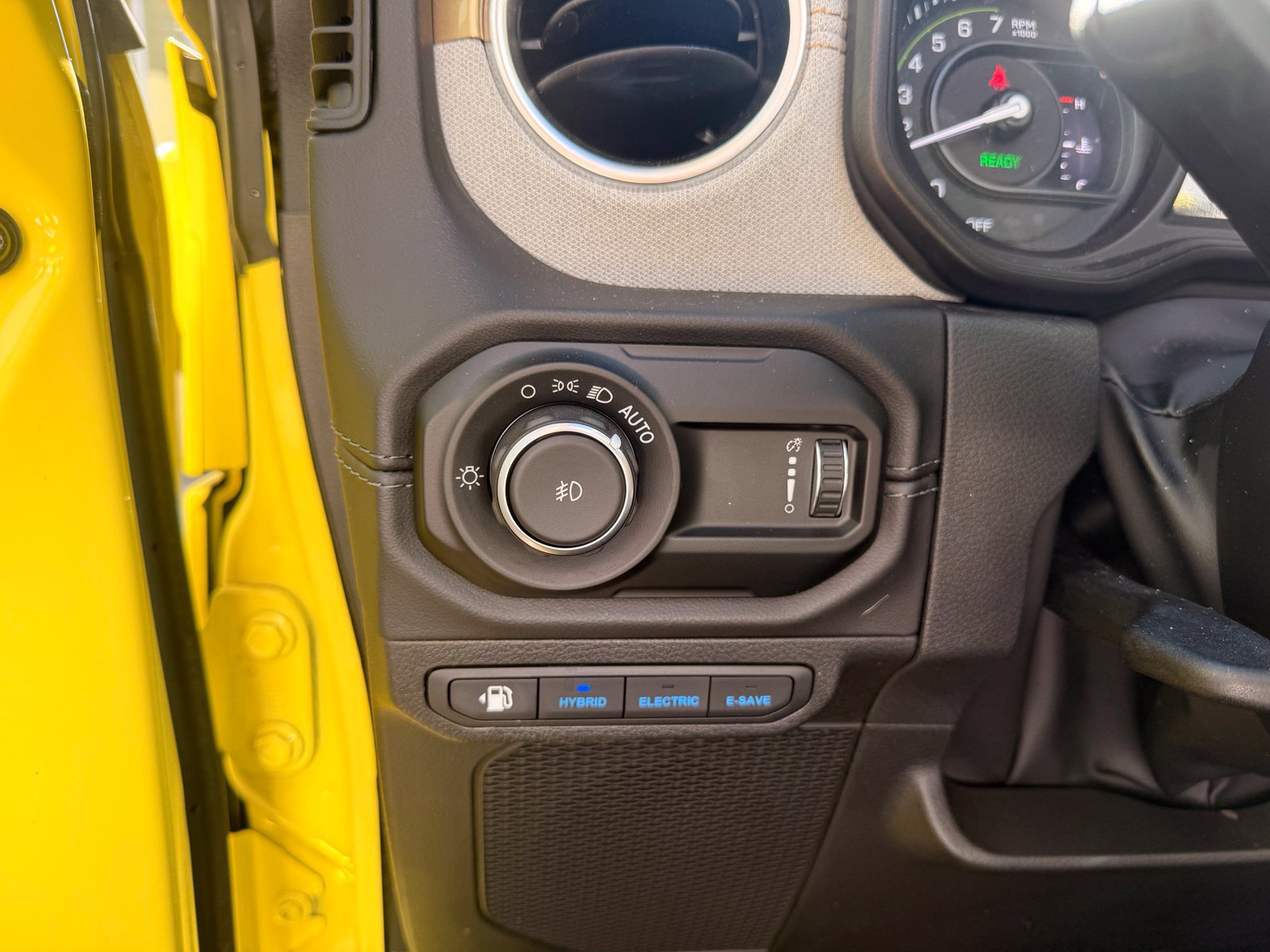 Used 2024 Jeep Wrangler Unlimited Sahara w/ Technology Group AWD/4WD image 19