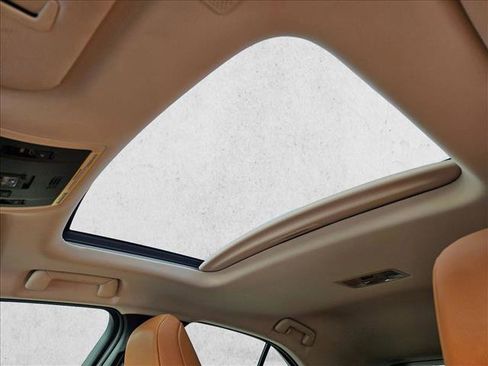 Used 2022 Lexus UX 200 image 16