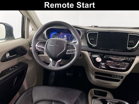 Used 2024 Chrysler Pacifica Touring-L FWD image 2