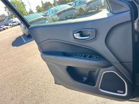 Used 2018 Jeep Compass Limited w/ Navigation Group FWD image 18